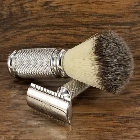 Deluxe Safety Razor Shaving Set - Picture 2 of 4